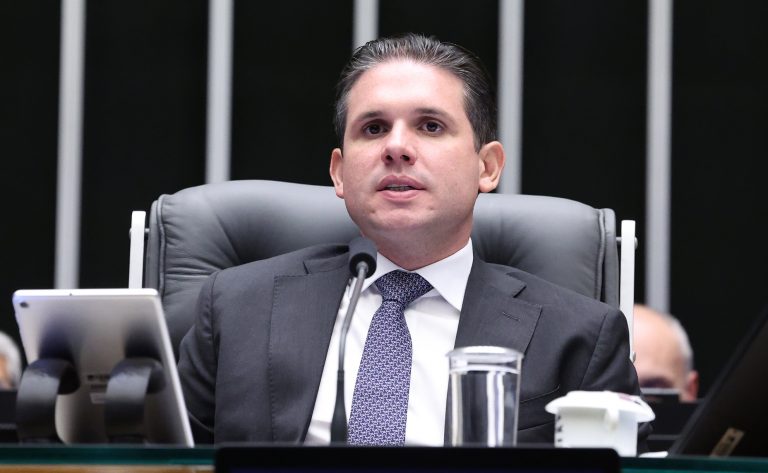 Hugo Motta comemora aprovação de projeto de combate à violência contra mulheres