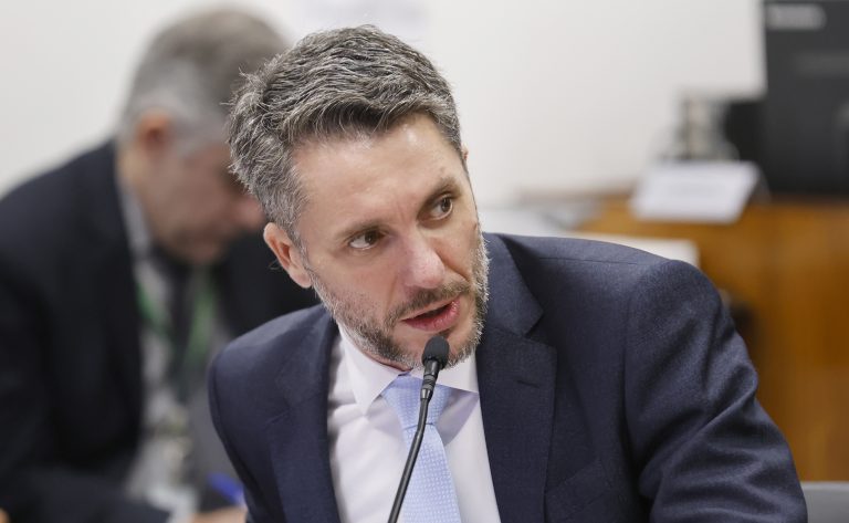 Comissão aprova projeto que reforça prioridade de atendimento para cuidadores de pessoas com deficiência