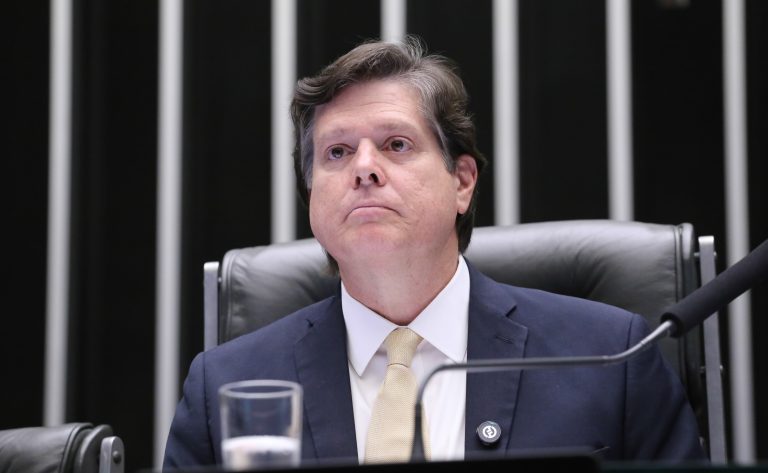 Projeto autoriza parlamentares a exercer advocacia com restrições