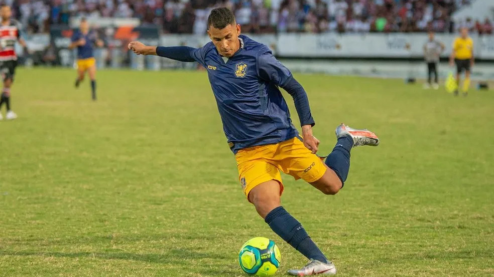 Paysandu vence concorrentes e encaminha acerto com meia Radsley