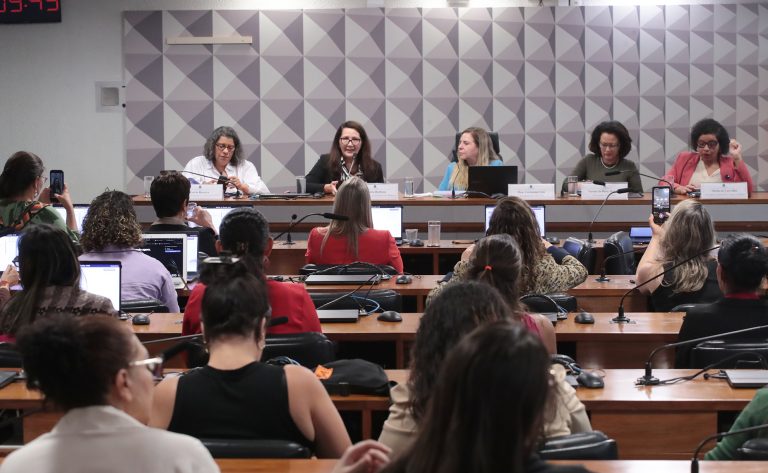 Mulheres pedem aprovação imediata do projeto que torna a misoginia crime