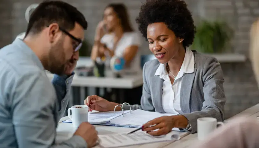 Micro e pequenas empresas lideram contratação de mulheres e apresentam menor disparidade de renda