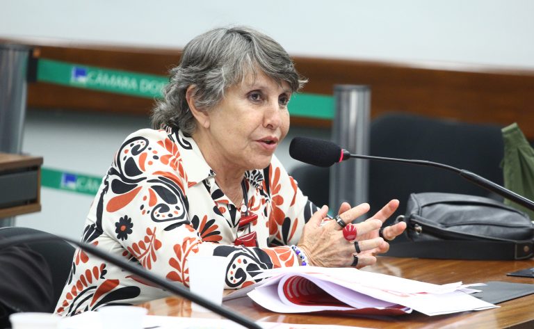 Comissão aprova projeto de lei que criminaliza a transfobia