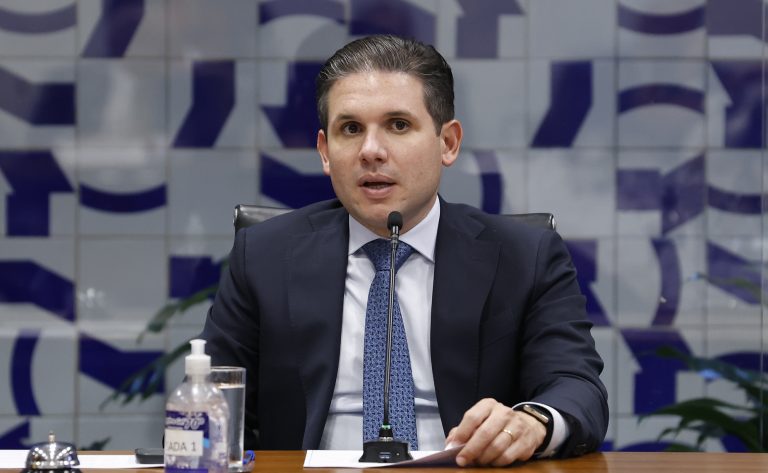 Motta diz que governo vai retirar o subsídio da gasolina após estabilização dos preços
