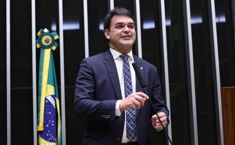 Projeto exige transparência em preços parcelados e proíbe cobranças ocultas