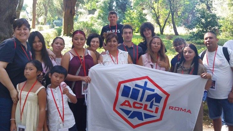 A festa dos convidados do Papa à sombra das árvores do Borgo Laudato si’