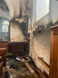 França: adolescentes salvam igreja histórica na Normandia de um incêndio