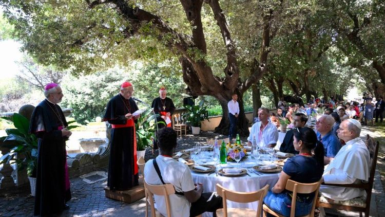 À mesa com os últimos: no encontro com o outro revela-se o rosto do Evangelho