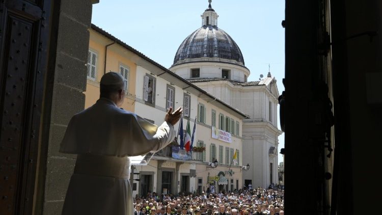 Angelus em Castel Gandolfo: Deus não deixa de acreditar em nós