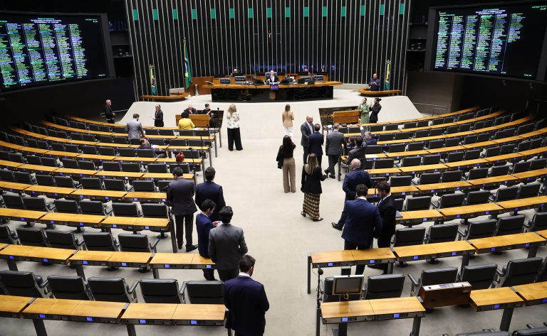 Câmara aprova regime de urgência para dois projetos; acompanhe